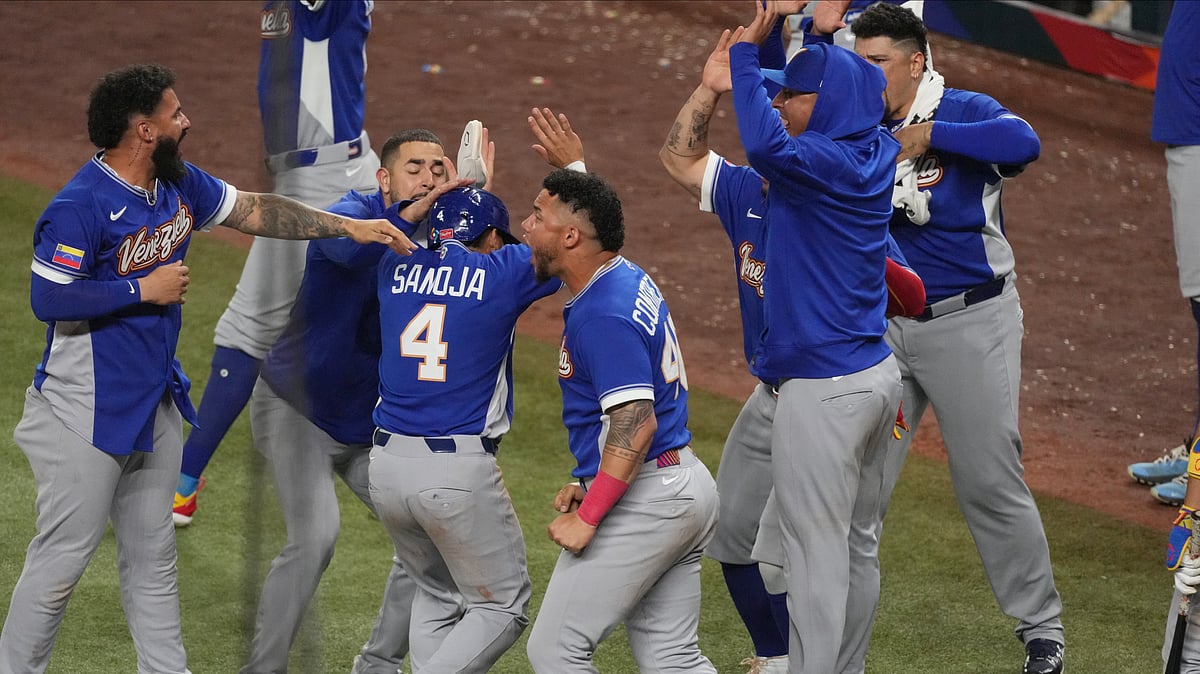 Venezuela Javier Sanoja (4) scores on a double by Eugenio Suárez during the ninth inning in the championship game of the World Baseball Classic against the United States, Tuesday, March 17, 2026, in Miami. - | Photo: AP/Lynne Sladky