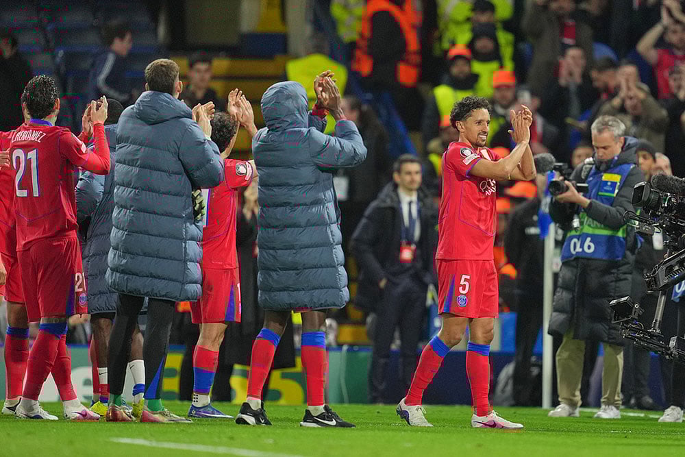 Paris Saint-Germain players celebrate their victory at the Champions League soccer match between Chelsea and Paris Saint-Germain in London, England. - | Photo: AP/Kin Cheung