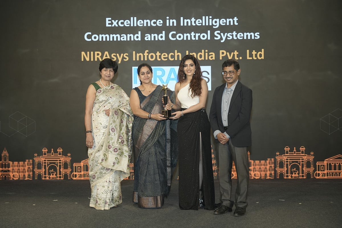 Ms. Aparna Gaurav, Vice President-Sales, NIRAsys receiving the award - null