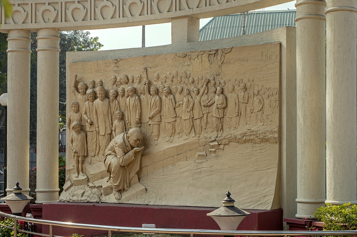 A sculpture depicting the moment marking Mahad Satyagraha at the Chavdar Tale - Shutterstock
