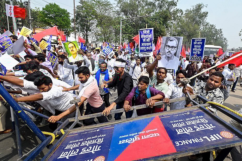 Patna University students detained during march to Raj Bhavan