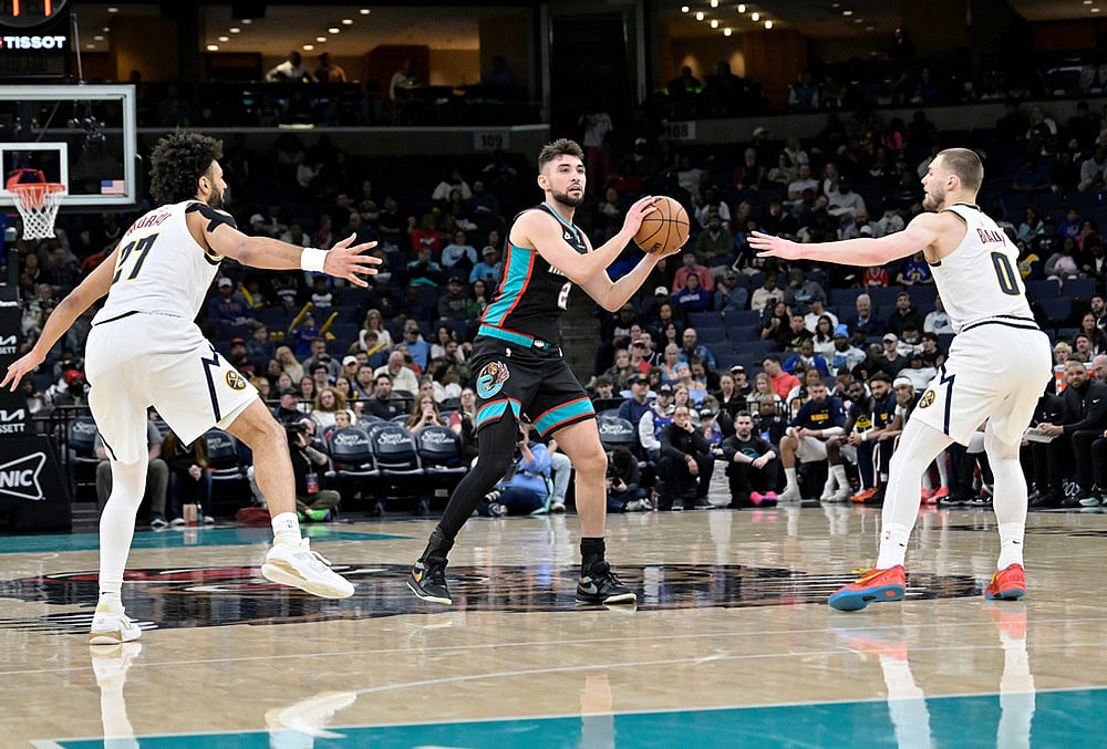 Memphis Grizzlies guard Ty Jerome (2) handles the ball between Denver Nuggets guards Jamal Murray (27) and Christian Braun (0) in the second half of an NBA basketball game in Memphis, Tennessee. - |  Photo: AP/Brandon Dill