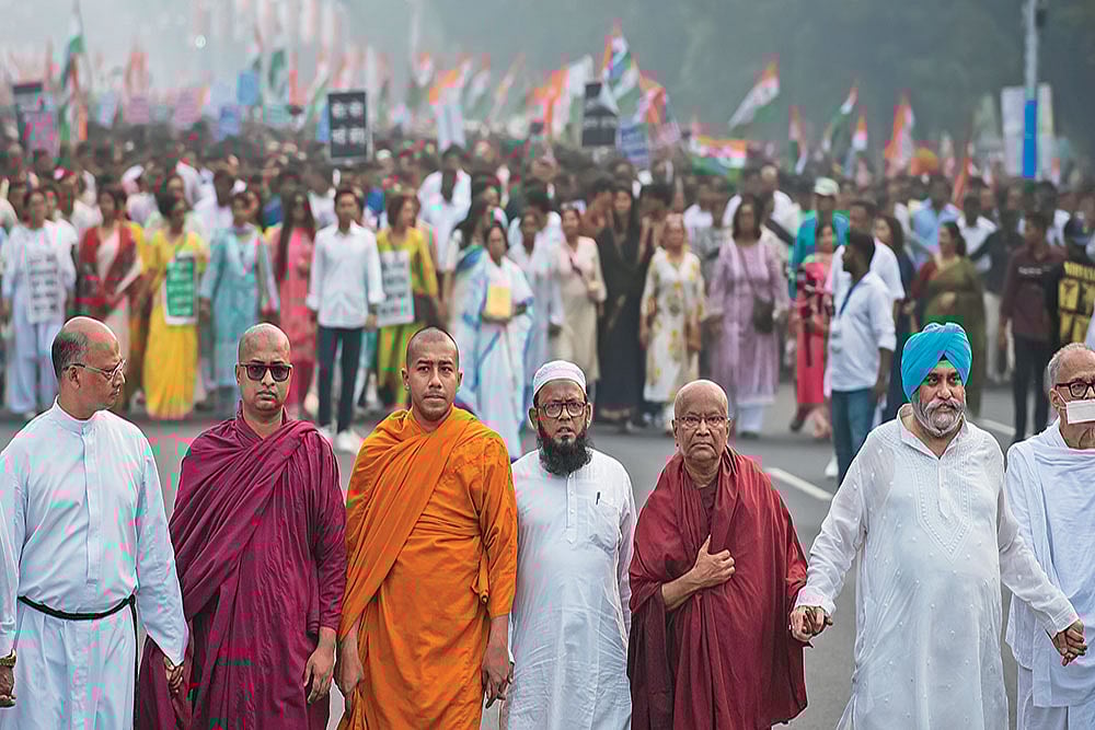 Melting Pot: Mamata Banerjee with people of various religious faiths at a rally against the SIR in Kolkata - | Photo: Imago/Pacific Press Agency