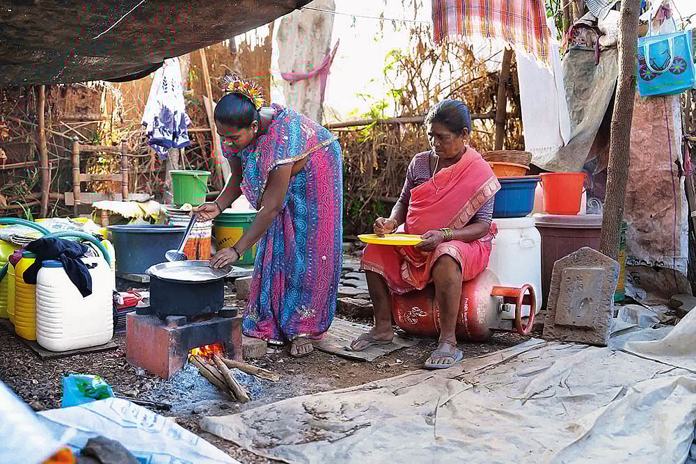 Turning to Traditional Ways: Nanu Bai Sohale prepares food on a wood-fired stove in Rajwali village, Vasai, on the outskirts of Mumbai - | Photo: Dinesh Parab