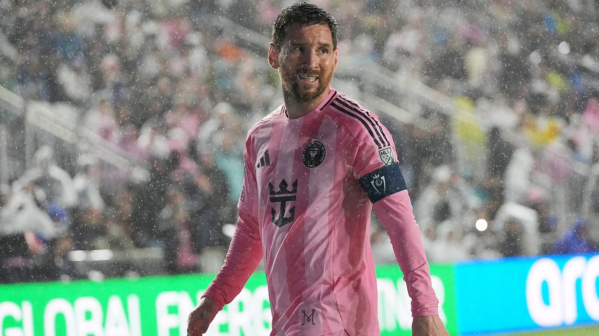 Inter Miami forward Lionel Messi (10) walks to kick a corner kick in heavy rain during the first half of a CONCACAF Champions Cup Round of 16 soccer match against Nashville, Wednesday, March 18, 2026, in Fort Lauderdale, Fla.  - | Photo: AP/Marta Lavandier