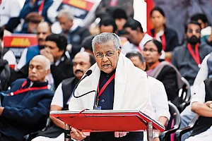 Photo: Imago/Hindustan Times : Whither Federalism?: Pinarayi Vijayan addresses a gathering at Jantar Mantar in Delhi about eroding Centre-state relations