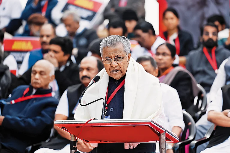 Whither Federalism?: Pinarayi Vijayan addresses a gathering at Jantar Mantar in Delhi about eroding Centre-state relations - Photo: Imago/Hindustan Times