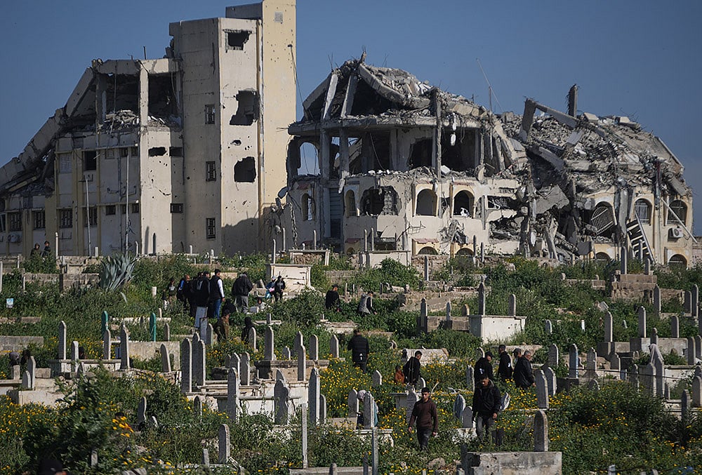 Eid al-Fitr 2026 in Gaza-Palestinians visit the graves of their relatives