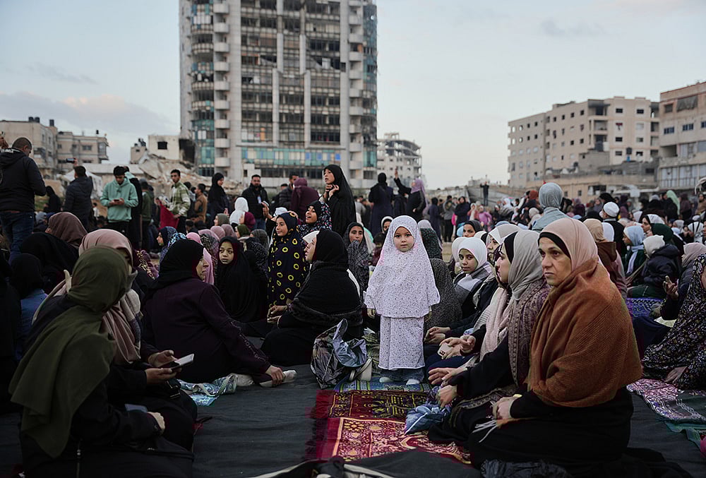 Palestinians gather for Eid al-Fitr prayers in Gaza City, Friday, March 20, 2026. 
 - | Photo: AP/Abdel Kareem Hana