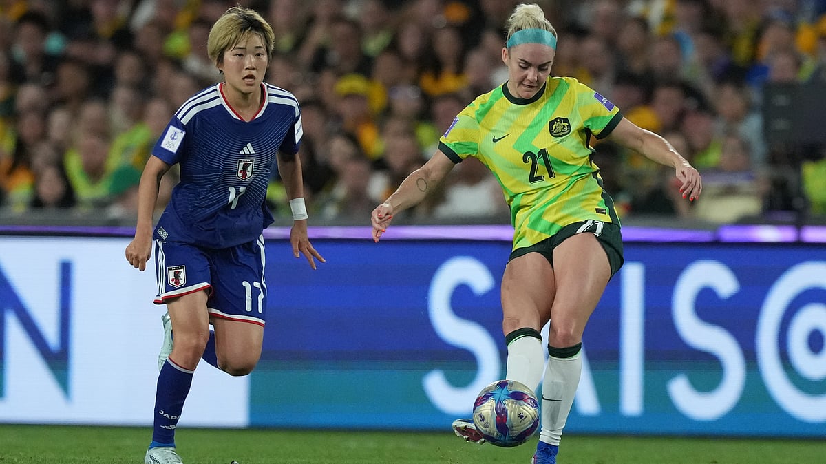 Australia's Ellie Carpenter tries to control the ball against Japan's Maika Hamano during the Women's Asian Cup soccer final between Japan and Australia in Sydney, Saturday, March 21, 2026.  - (AP Photo/Mark Baker)