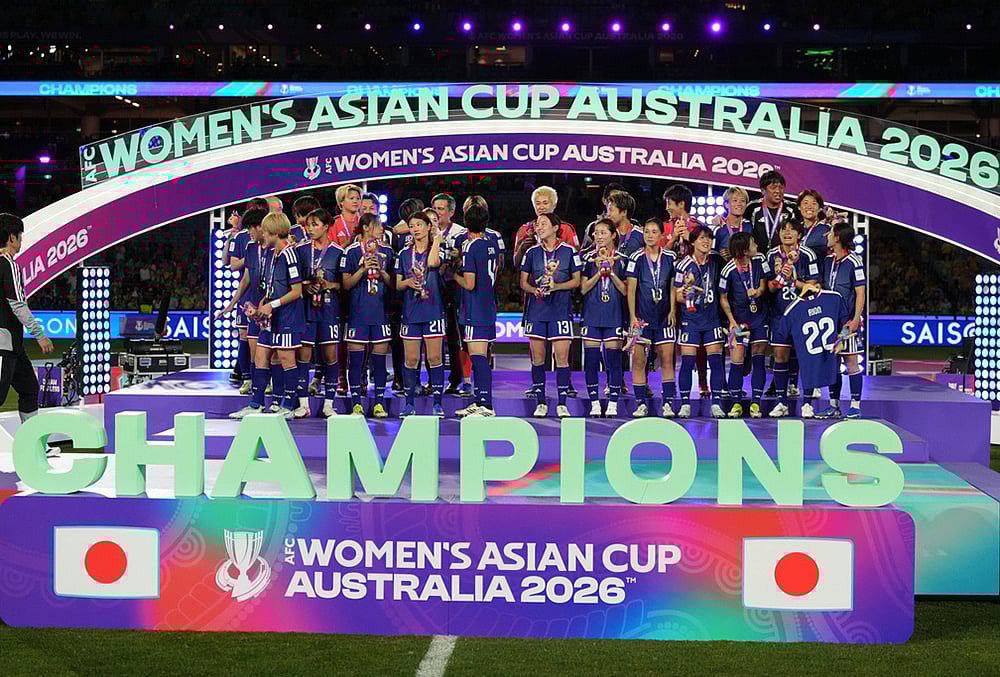 Japanese players pose after winning against Australia at Women's Asian Cup soccer final in Sydney. - | Photo: AP/Mark Baker