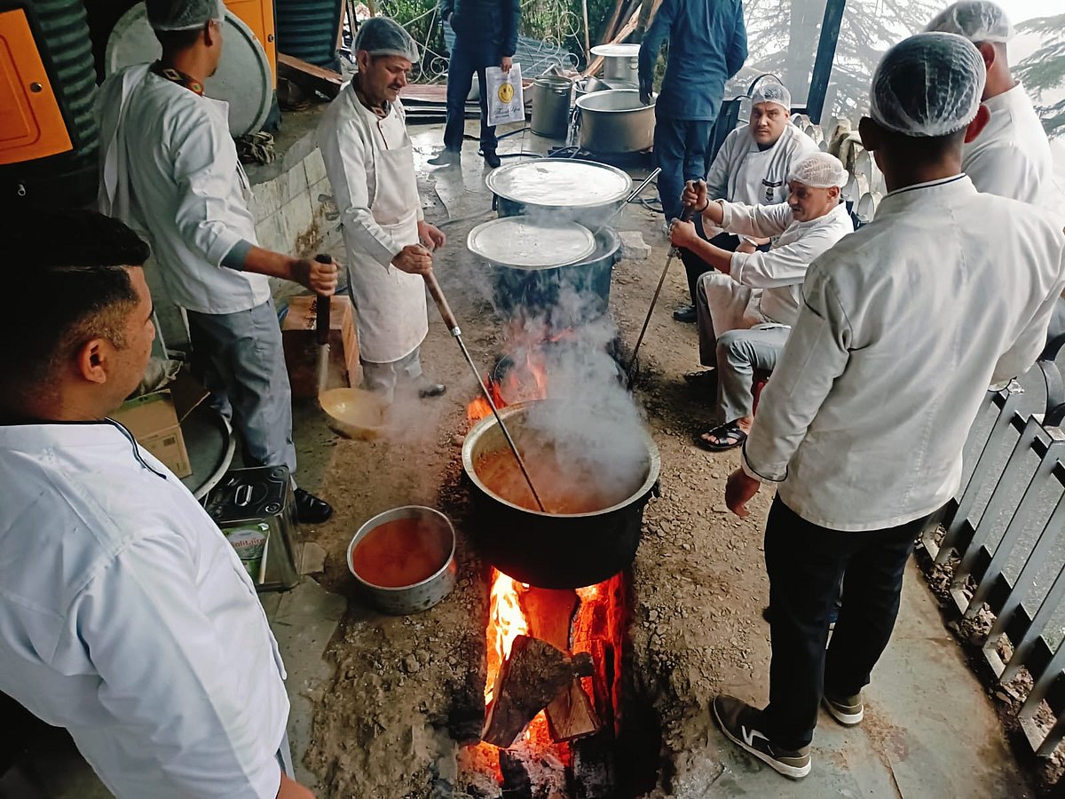 HP Tourism Development Corporation (HPTDC)—an official caterer for all government meetings, events, and state assembly sessions has switched over to the traditional cooking method using ‘chulhas’. - Imago/ANI