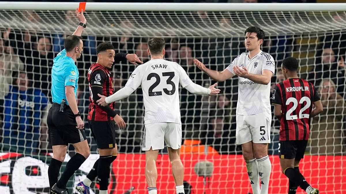 Manchester United's Harry Maguire is sent off during an English Premier League match against AFC Bournemouth, Friday, March 20, 2026, in Bournemouth, England.  - | Photo: AP/Andrew Matthews