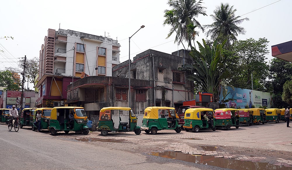 Auto rickshaws waiting for refueling LPG at pump in Hooghly