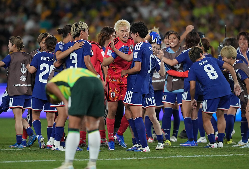 Japan players celebrate during the Women's Asian Cup soccer final between Japan and Australia in Sydney. - | Photo: AP/Mark Baker
