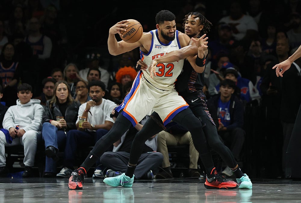 New York Knicks center Karl-Anthony Towns (32) is defended by Brooklyn Nets center Nic Claxton during the first half of an NBA basketball game in New York.  - | Photo: AP/Heather Khalifa