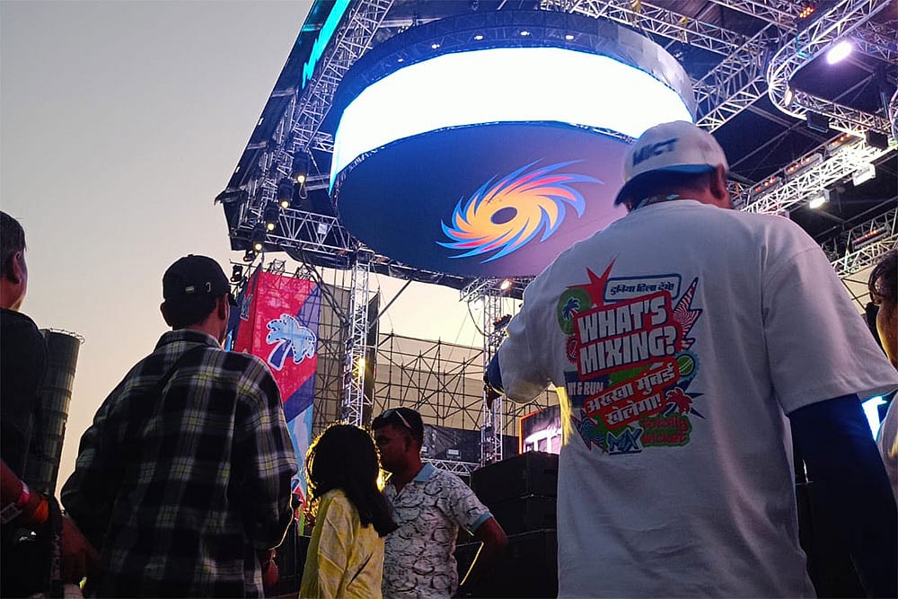 Many cricket overs gathered for The MIX, a one-of-its-kind fan festival, which was held by Mumbai Indians, and was held at Jio World Garden. Many cricket fans and content creators and music artistes took to stage as they greeted the fans gathered inside the arena. - | Photo: Tejas Rane