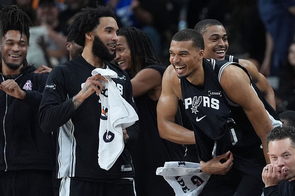 San Antonio Spurs forward Victor Wembanyama, second from right, forward Keldon Johnson, right, and teammates celebrate a play during the second half of an NBA basketball game against the Indiana Pacers in San Antonio. - | Photo: AP/Eric Gay
