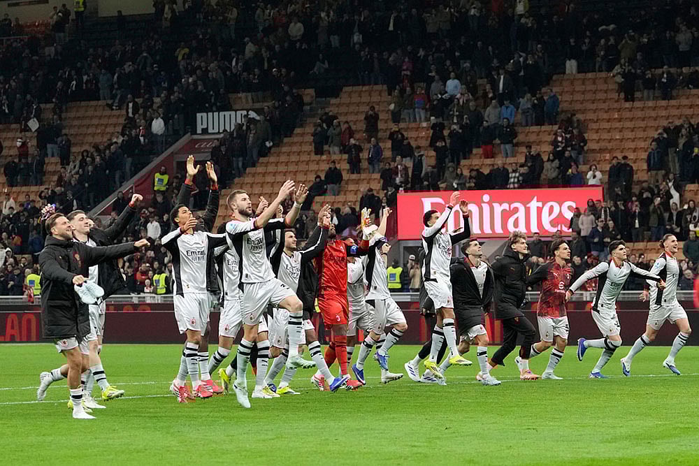 AC Milan players greet fans after the Serie A soccer match between AC Milan and Torino, in Milan, Italy. - | Photo: AP/Luca Bruno