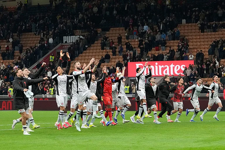 AC Milan players greet fans after the Serie A soccer match between AC Milan and Torino, in Milan, Italy. - | Photo: AP/Luca Bruno