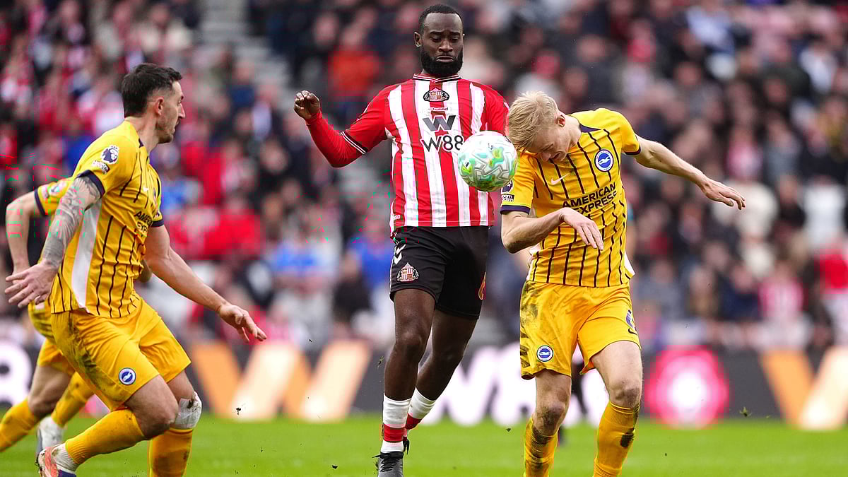 Sunderland's Lutsharel Geertruida and Brighton and Hove Albion's Jan Paul van Hecke, right, fight for the ball during the Premier League match in Sunderland, England, Saturday March 14, 2026.  - | Photo: AP/Owen Humphreys