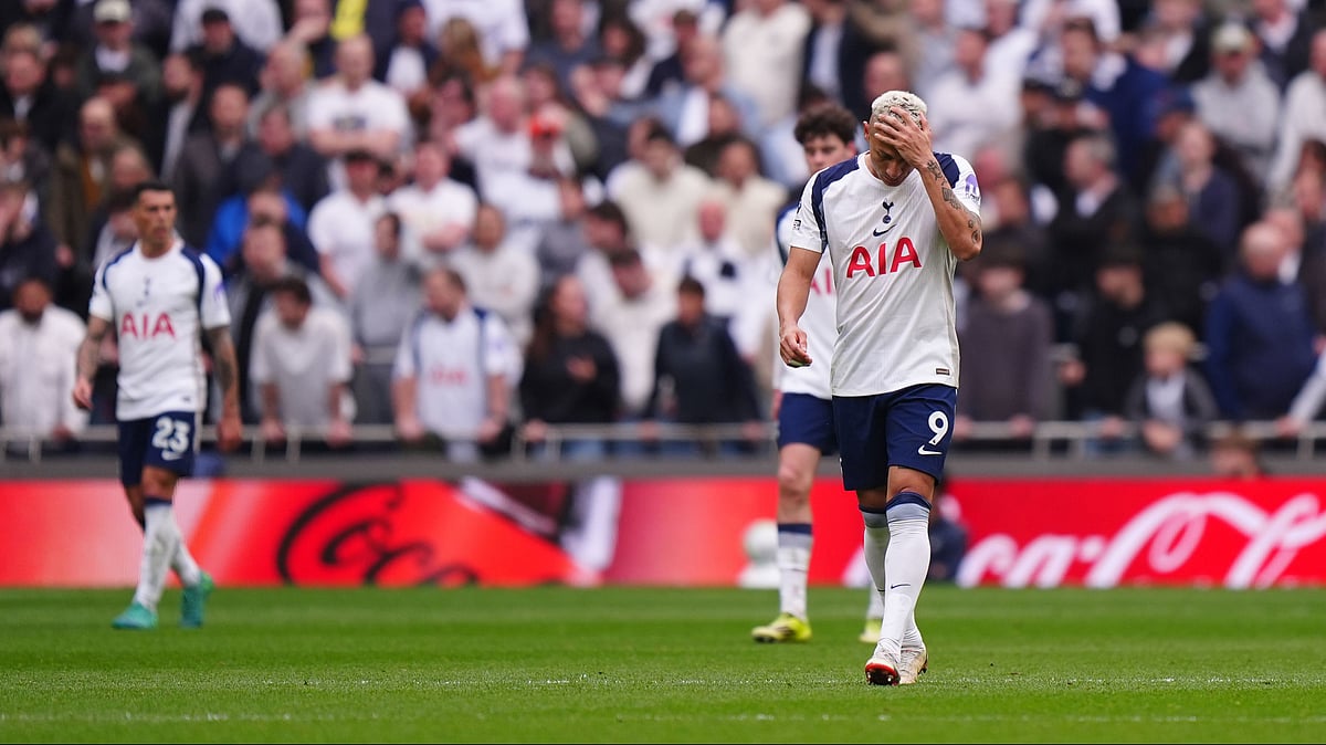 Tottenham Hotspur's Richarlison appears dejected after his side concede a second goal, during the English Premier League soccer match between Tottenham Hotspur and Nottingham Forest, in London, Sunday, March 22, 2026.  - | Photo: AP/Bradley Collyer