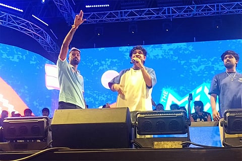 Musician Sanju Rathod (Right) with MI captain Hardik Pandya at the Mix event.