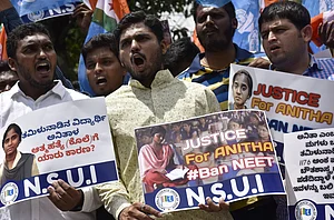 IMAGO / Hindustan Times : NSUI activists staging a demonstration in demand of justice for Anitha and ban of NEET on September 4, 2017 in Bengaluru, India. A few days back Anitha a 17yr old girl from Tamil Nadu committed suicide after she failed to get admission in a Medical College. The Apex Court ordered last month that admissions in Tamil Nadu would be based not on Class 12 marks but on NEET, the national common entrance exam, which Anitha could not crack.