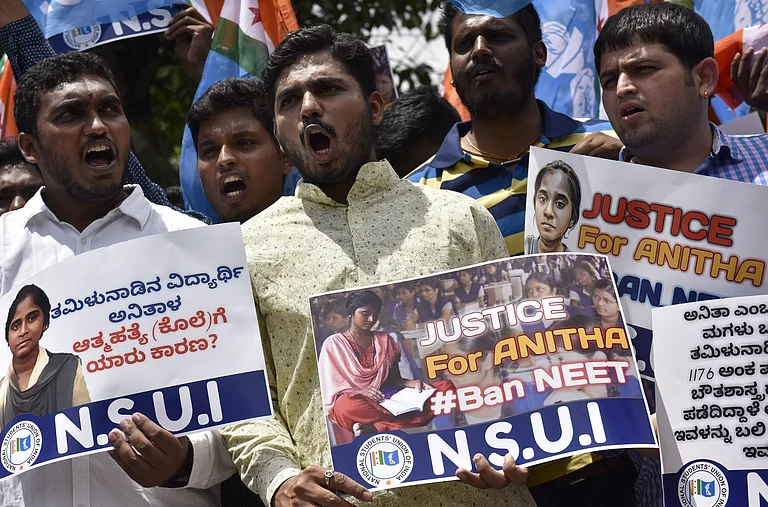 NSUI activists staging a demonstration in demand of justice for Anitha and ban of NEET on September 4, 2017 in Bengaluru, India. A few days back Anitha a 17yr old girl from Tamil Nadu committed suicide after she failed to get admission in a Medical College. The Apex Court ordered last month that admissions in Tamil Nadu would be based not on Class 12 marks but on NEET, the national common entrance exam, which Anitha could not crack. - IMAGO / Hindustan Times