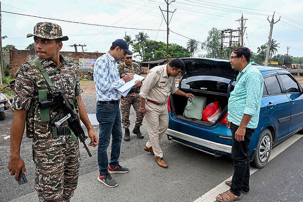 Security personnel conduct vehicle checks on NH‑12 in Malda