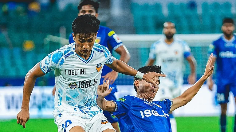 Chennaiyin FC players contesting for the ball with FC Goa players during ISL 2025-26 clash at Chennai. - IndSuperLeague/X