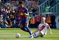 Barcelona 1-0 Rayo Vallecano, La Liga 2025-26: Ronald Araujo's Solitary Goal Earns The Blaugrana Crucial Three Points | Photo: AP/Joan Monfort : Barcelona's Marcus Rashford in action in front of Rayo's Isi Palazon during a La Liga soccer match between Barcelona and Rayo Vallecano in Barcelona, Spain.