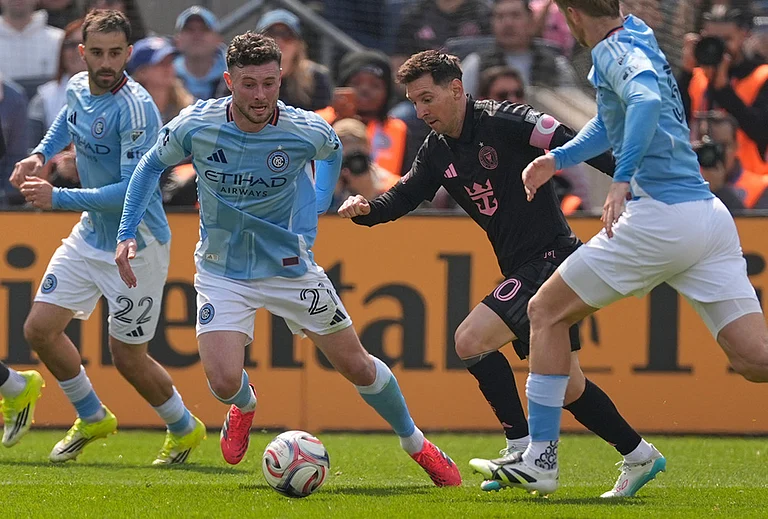 Inter Miami's Lionel Messi, second from right, moves the ball through New York City FC defenders during the first half of an MLS soccer game at Yankee Stadium in New York. - | Photo: AP/Seth Wenig