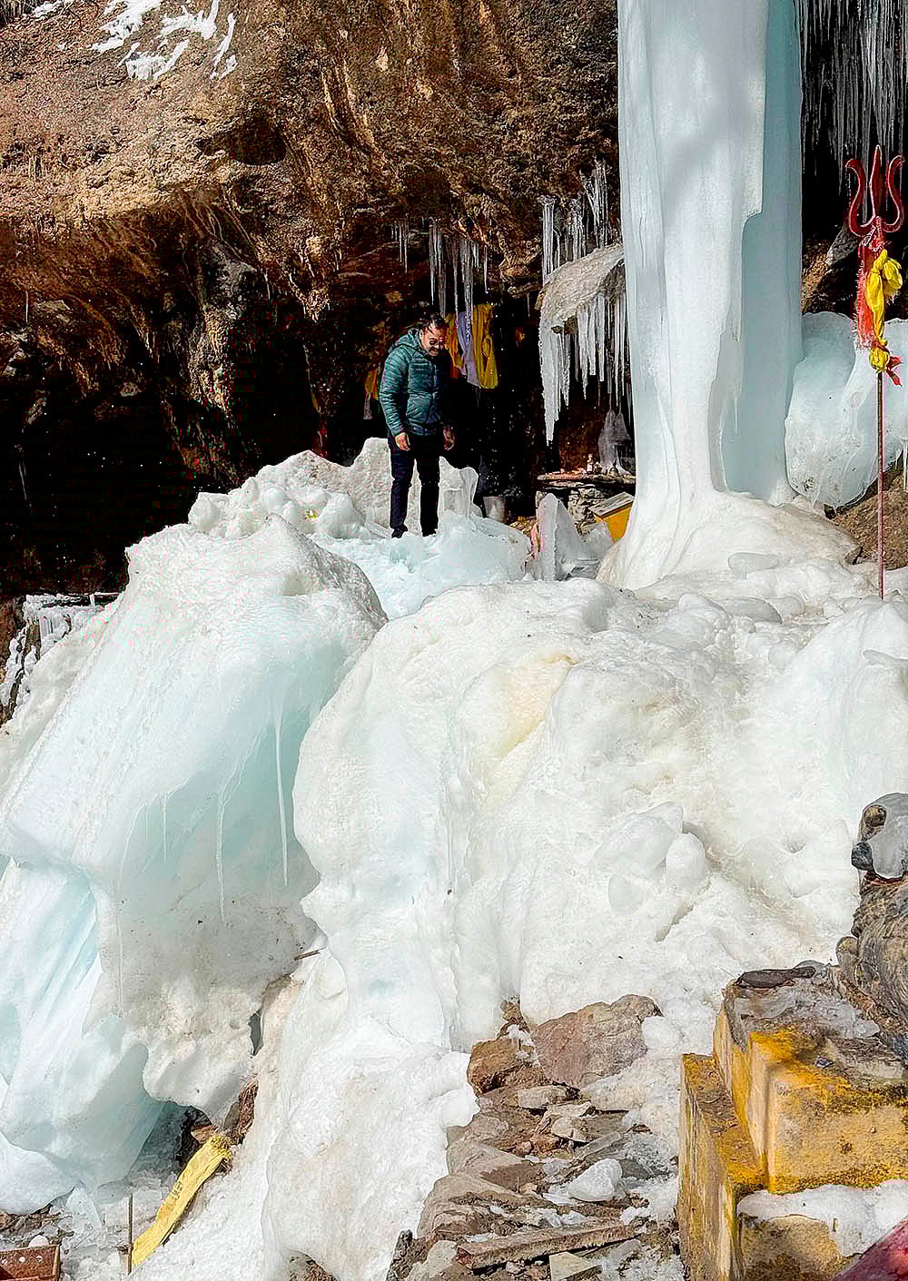 Frozen waterfall in Chamoli