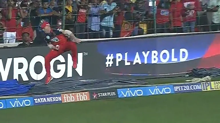 AB De Villiers' catch to dismiss Alex Hales during IPL 2018. - iplt20.com
