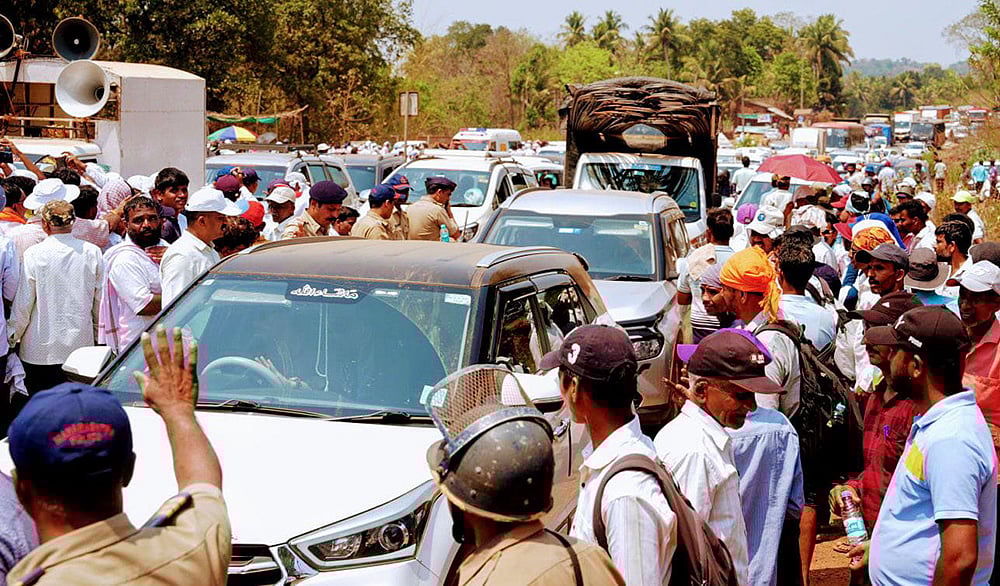 Sindhudurg Mango and cashew farmers protest