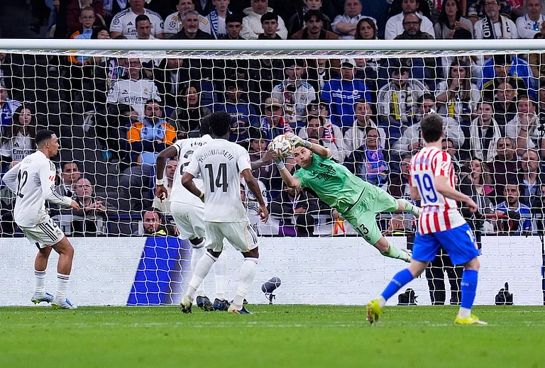 Real Madrid's goalkeeper Andriy Lunin, centre, makes a save during the Spanish La Liga soccer match between Real Madrid and Atletico Madrid in Madrid, Spain. - | Photo: AP/Manu Fernandez