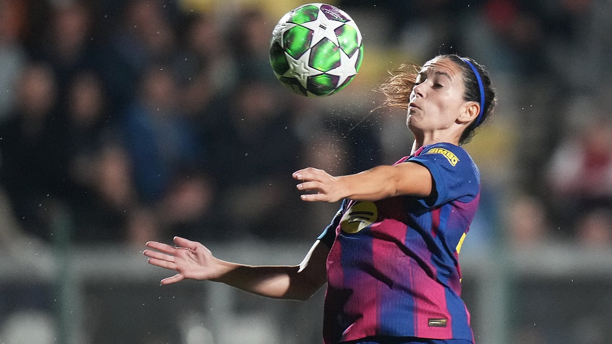 Barcelona's Aitana Bonmati controls the ball during the Women's Champions League soccer match between Roma and Barcelona, in Rome, Wednesday, Oct. 15, 2025.  - | Photo: AP/Alessandra Tarantino
