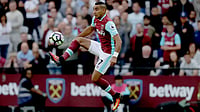 | Photo: AP/Matt Dunham : West Ham United's Dimitri Payet controls the ball during the English Premier League soccer match between West Ham and Southampton in London, on Sept. 25, 2016. 