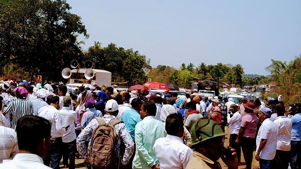 Sindhudurg Mango and cashew farmers protest