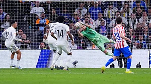AP/Manu Fernandez : Real Madrid's goalkeeper Andriy Lunin, centre, makes a save during the Spanish La Liga soccer match between Real Madrid and Atletico Madrid.