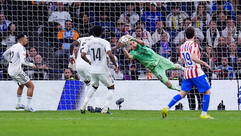 Real Madrid's goalkeeper Andriy Lunin, centre, makes a save during the Spanish La Liga soccer match between Real Madrid and Atletico Madrid. - AP/Manu Fernandez