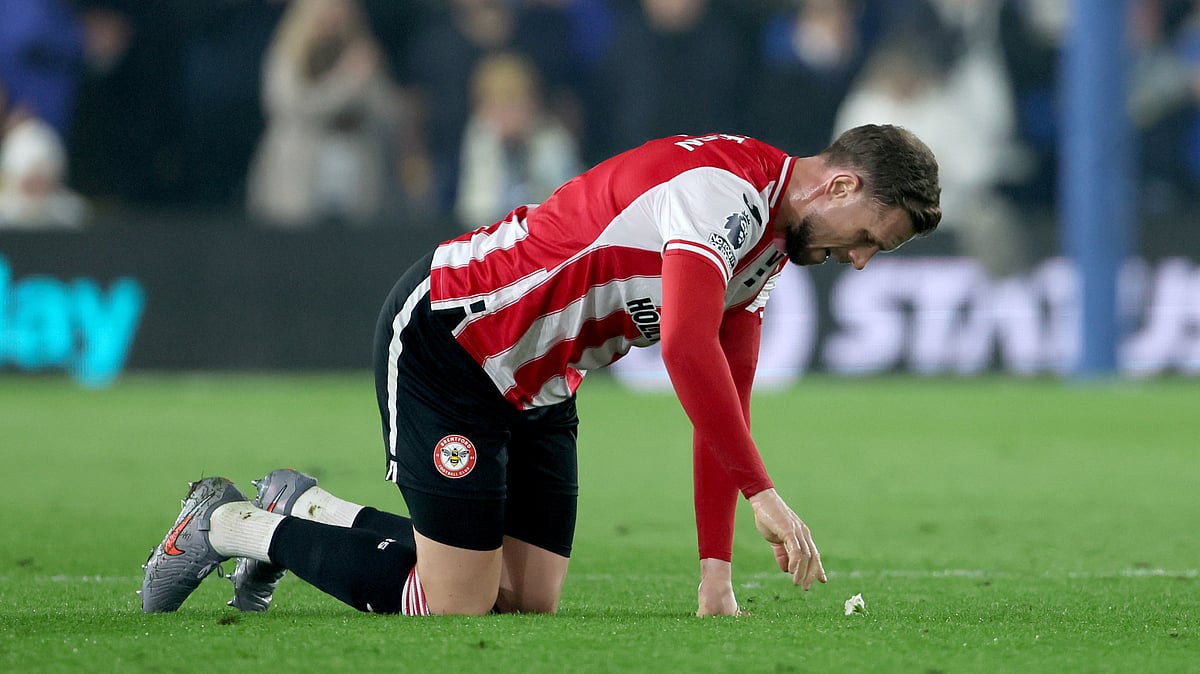 Brentford's Jordan Henderson kneels on the pitch after picking up an injury during the Premier League match between Leds and Brentford in Leeds, England, Saturday March 21, 2026.  - | Photo: AP/Richard Sellers