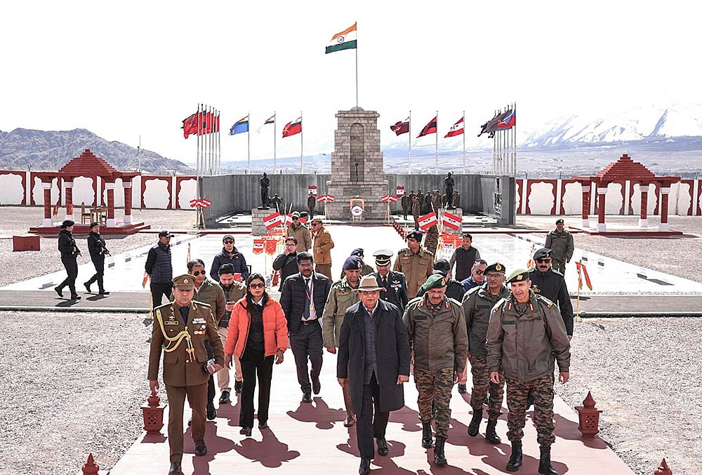 VK Saxena visits Hall of Fame