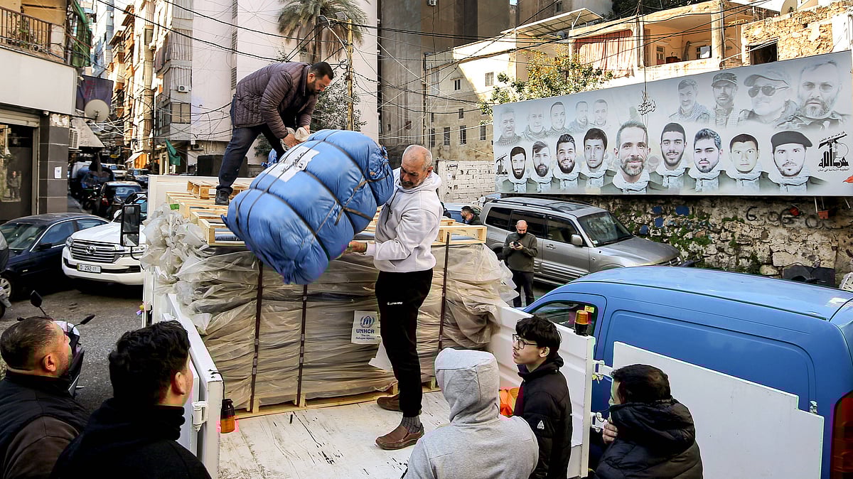 People preparing for evacuation  - Imago