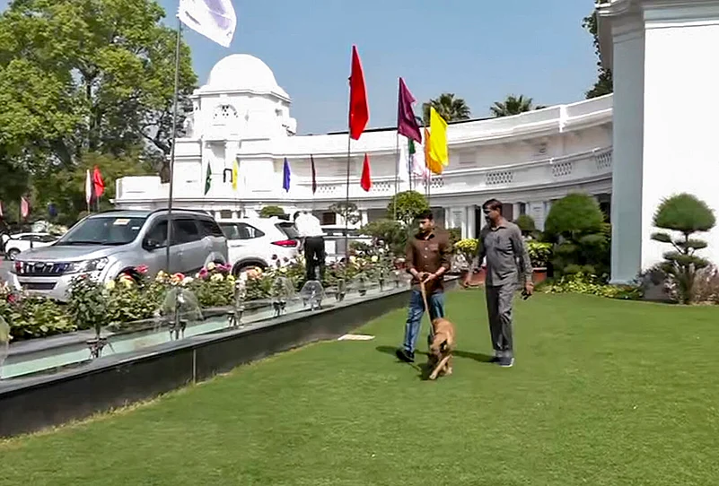 Delhi Assembly bomb threat
bomb threat Delhi Assembly todayo