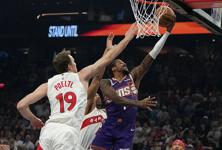 Phoenix Suns guard Jalen Green (4) drives past Toronto Raptors center Jakob Poeltl during the first half of an NBA basketball game in Phoenix. - | Photo: AP/Rick Scuteri
