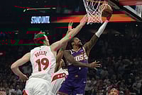 | Photo: AP/Rick Scuteri : Phoenix Suns guard Jalen Green (4) drives past Toronto Raptors center Jakob Poeltl during the first half of an NBA basketball game in Phoenix. 