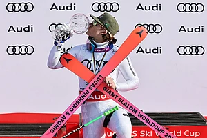 | Photo: AP/Marco Trovati : Brazil's Lucas Pinheiro Braathen holds the globe trophy for the alpine ski, men's giant slalom discipline title, at the Lillehammer World Cup Finals, in Hafjell, Norway.