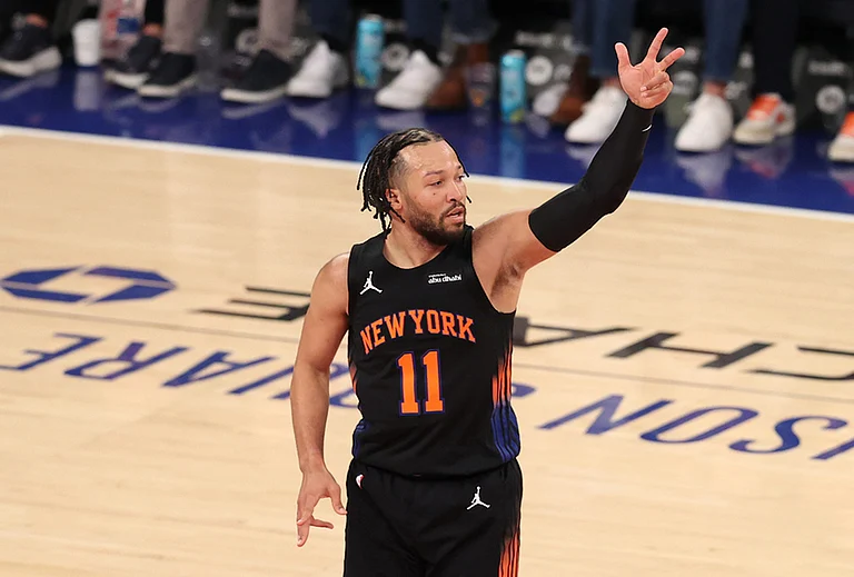 New York Knicks' Jalen Brunson (11) reacts after scoring a three-point basket during the first half of an NBA basketball game against the New Orleans Pelicans in New York. - | Photo: AP/Pamela Smith